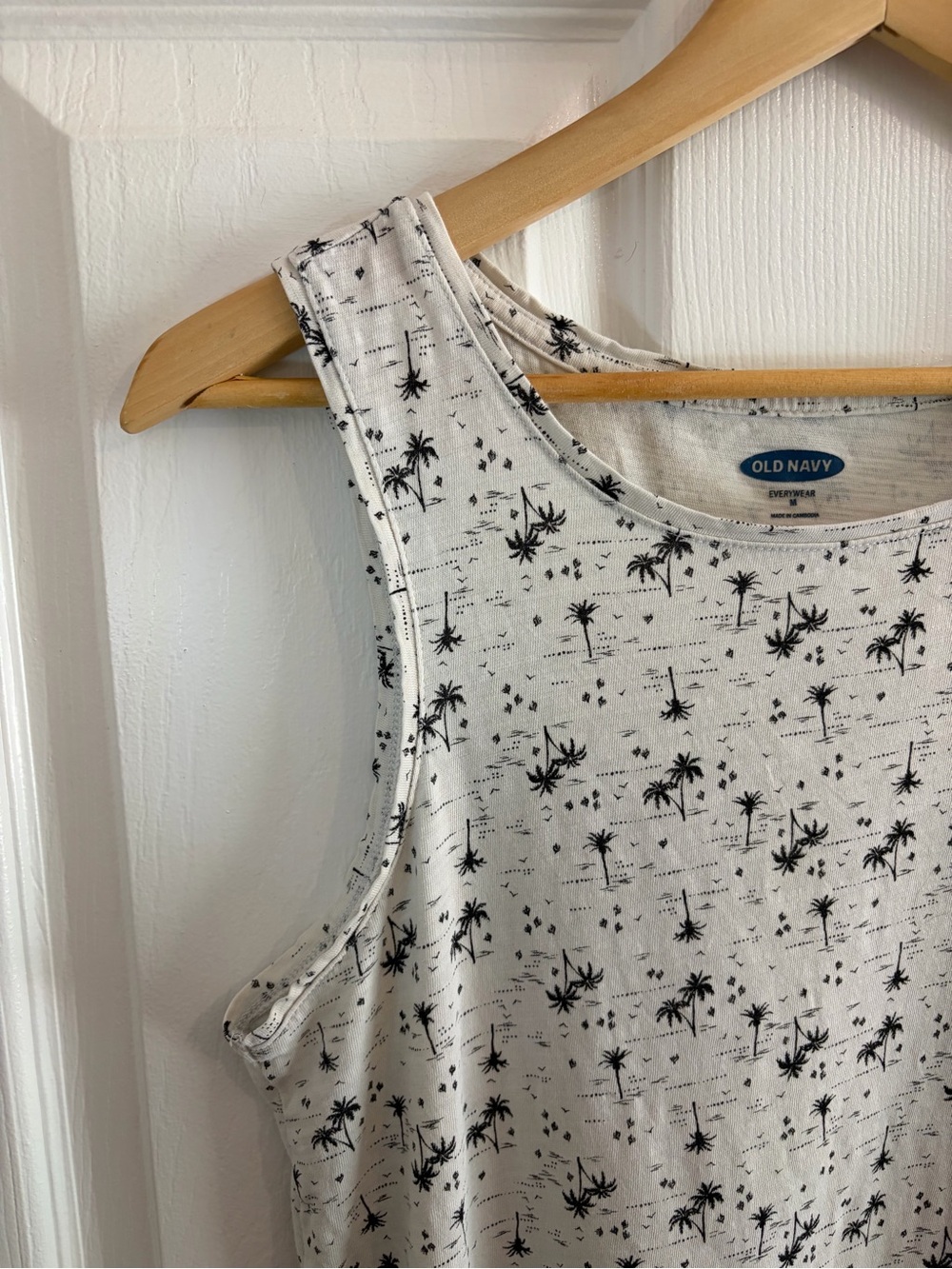 Old Navy White Tank Top with Black Palm Tree Print - Size M